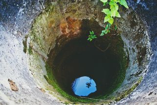 Rodina chtěla vrtat povolenou studnu. Aktivisté proti ní zneužili zákon pro průmyslové podniky
